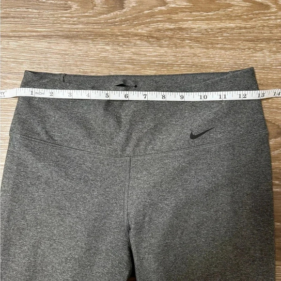 Gray Nike Dri Fit Capri Legging Cropped Size XS Like New 88% Recycled Polyester - Picture 2 of 8